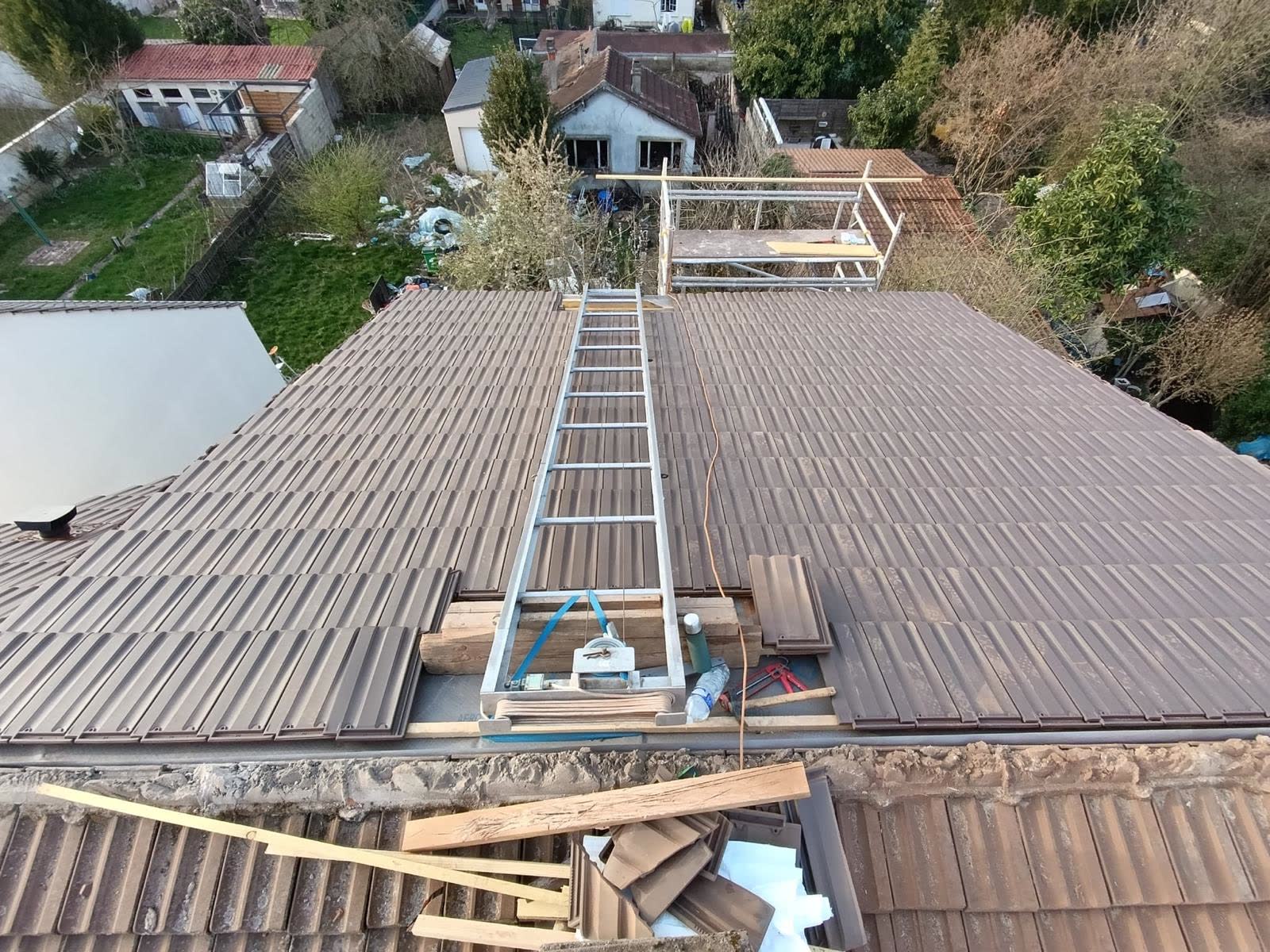 Toiture en tuiles avec faîtage ouvert et échelle de couvreur