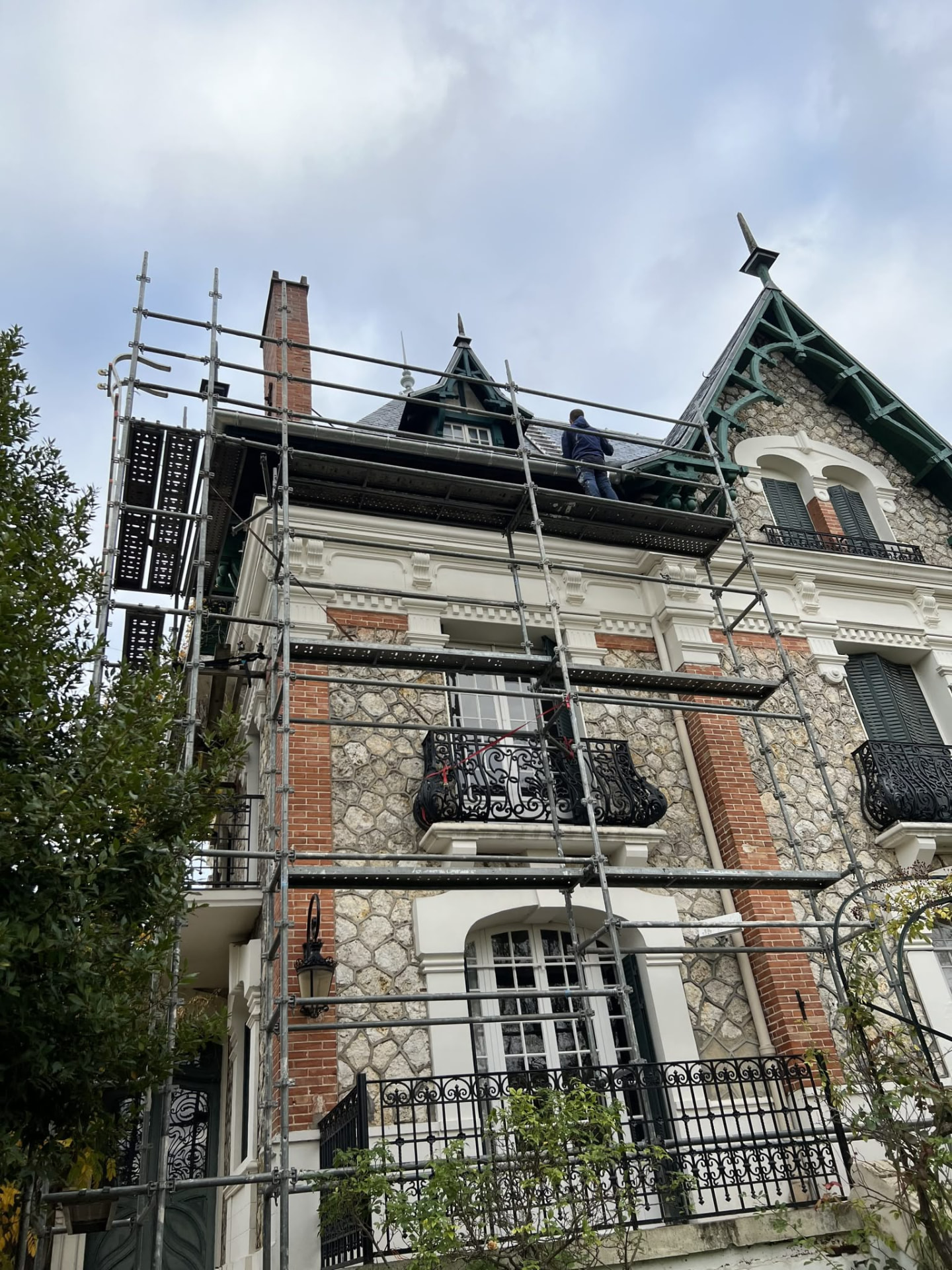Échafaudage installé sur une maison de maître pour la rénovation de sa toiture en ardoise