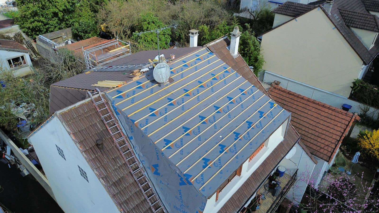 Vue aérienne d'un pan de toiture avec écran de sous-toiture et liteaux neufs