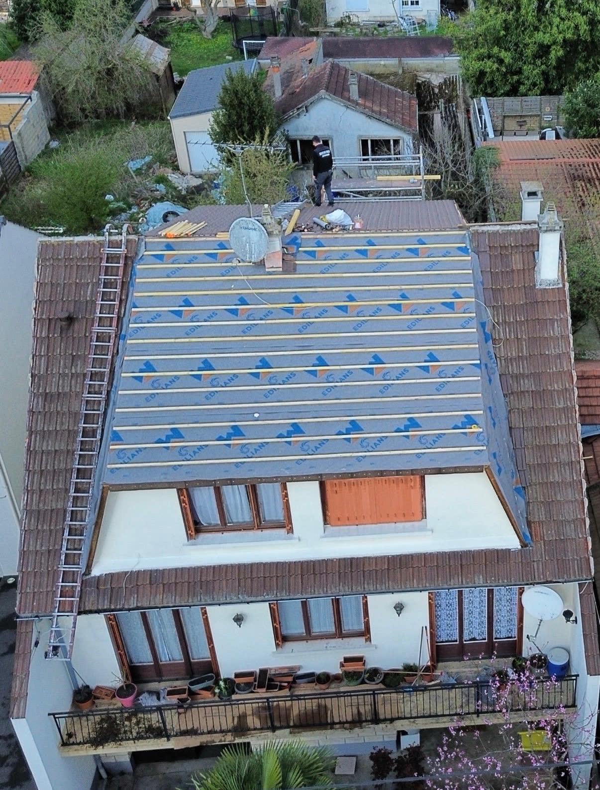 Toiture en rénovation vue par drone, écran de sous-toiture et liteaunage posés